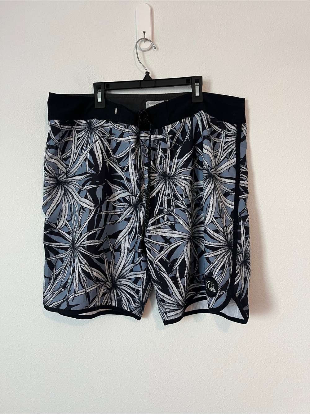 QUIKSILVER Black & Light Blue Floral Board Shorts Size 36